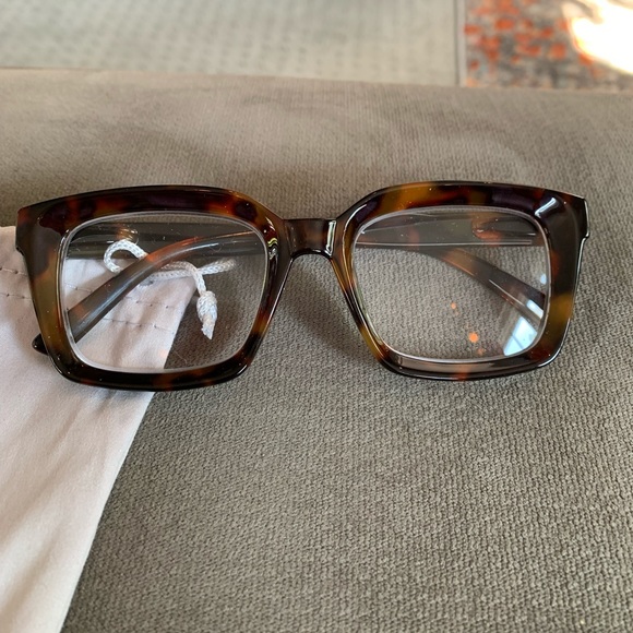 JiSoo Accessories - JiSoo reading glasses. EUC. 2.50 mag. Square